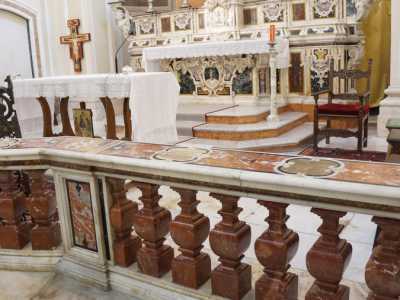 L�altare in marmo � invece pi� recente: realizzato nell�800, � chiuso da una balaustrata...